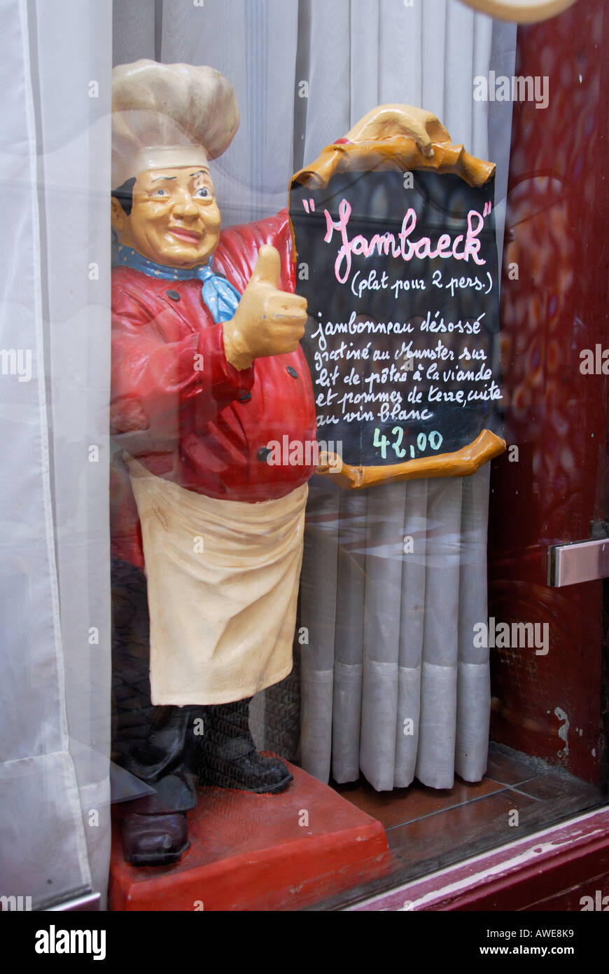 'Modello di chef, menu nella finestra del ristorante, Colmar' Foto Stock