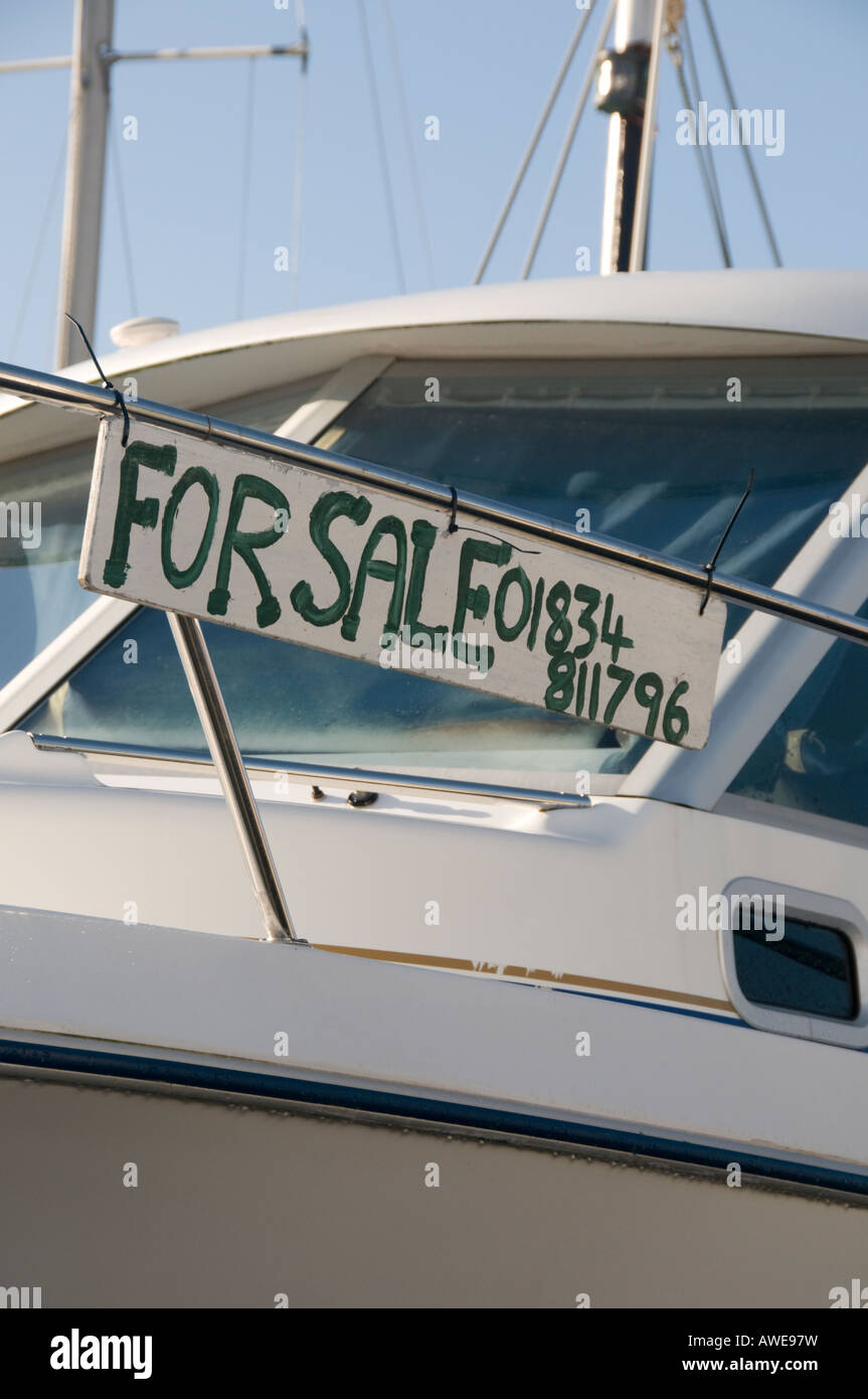 In barca per la vendita, marina Saundersfoot Pembrokeshire wales - yachting un passatempo caro , UK, credit crunch, scala indietro Foto Stock