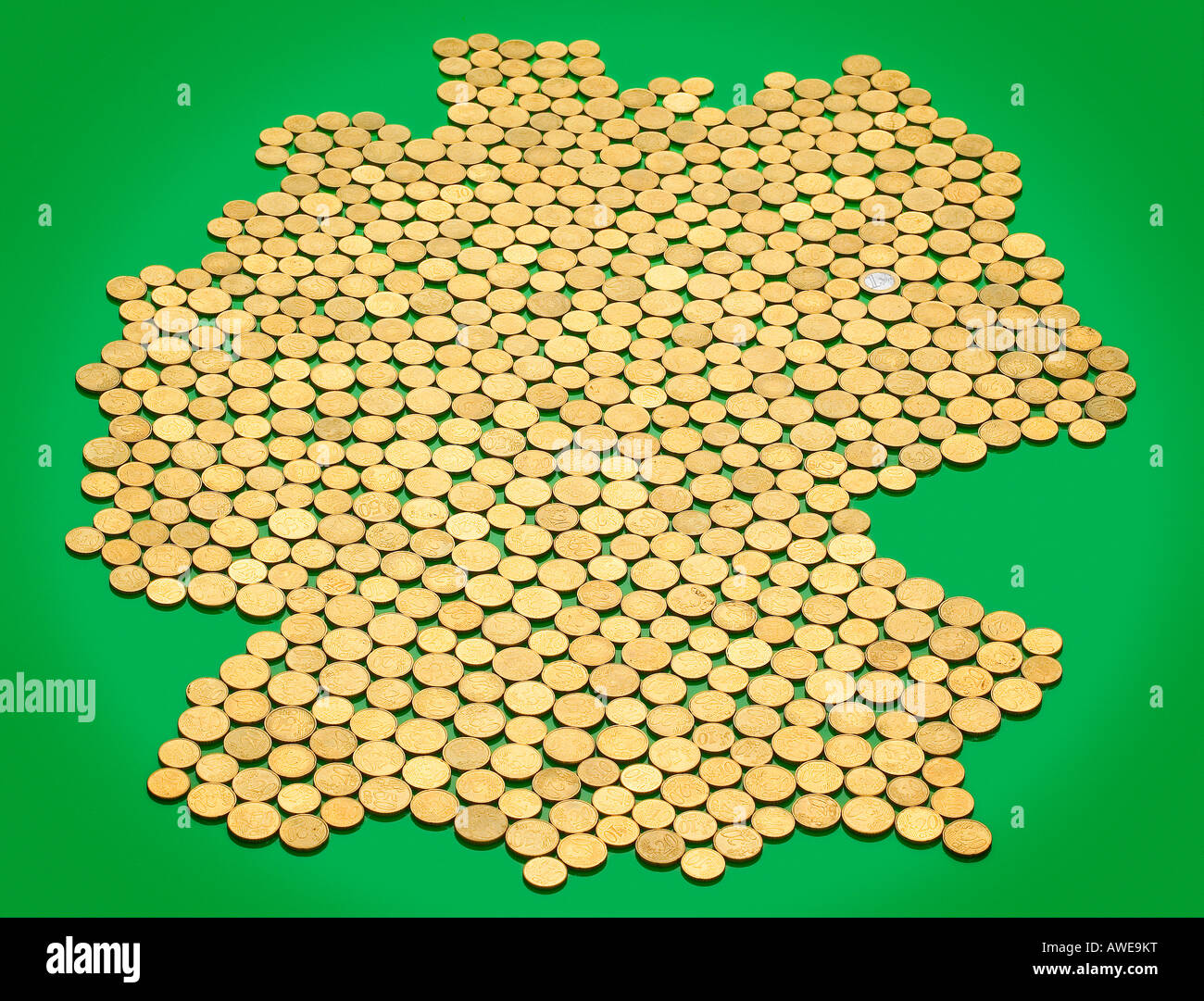 Mappa della Germania nelle monete in euro moneta oro argento Berlin Germania Europa verde valuta denaro simbolico concetto simbolo del mercato finanziario Foto Stock