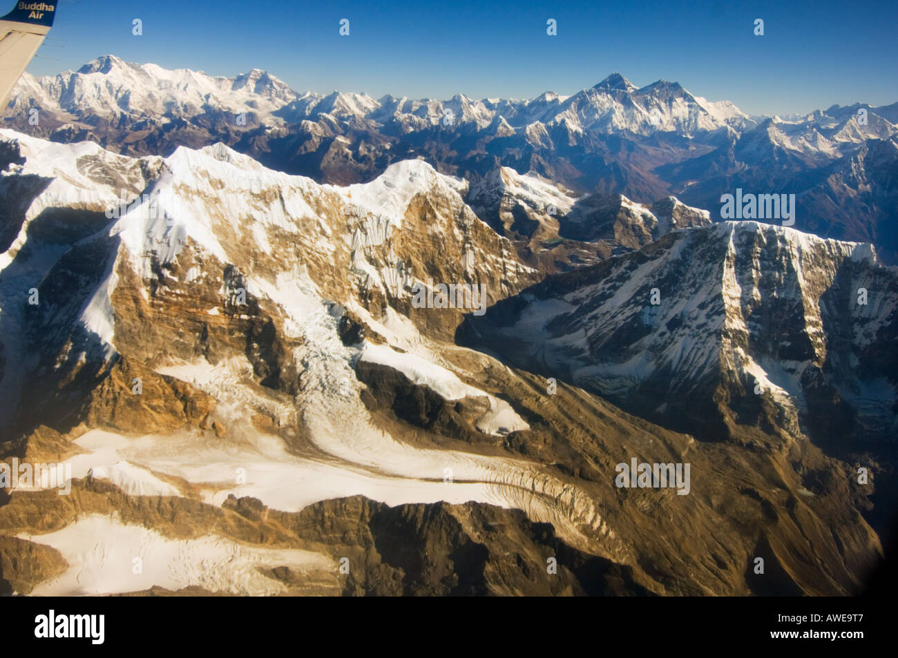 Volando sopra la montagna himalayana gamma con ARIA DI BUDDHA bird's eye Kathmandu in Nepal ASIA Foto Stock
