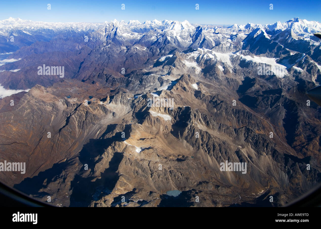 Volando sopra la montagna himalayana gamma con ARIA DI BUDDHA bird's eye Kathmandu in Nepal ASIA Foto Stock