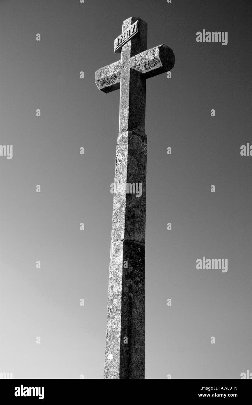 Una croce nel cimitero di Graignes in Normandia, sito di un massacro tedesco durante la Battaglia di Normandia 1944. Foto Stock