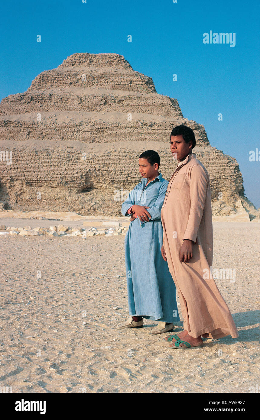 Due giovani egiziani in stile Arabo tradizionale abito vicino al passo piramide a Saqqara vicino al Cairo in Egitto Foto Stock