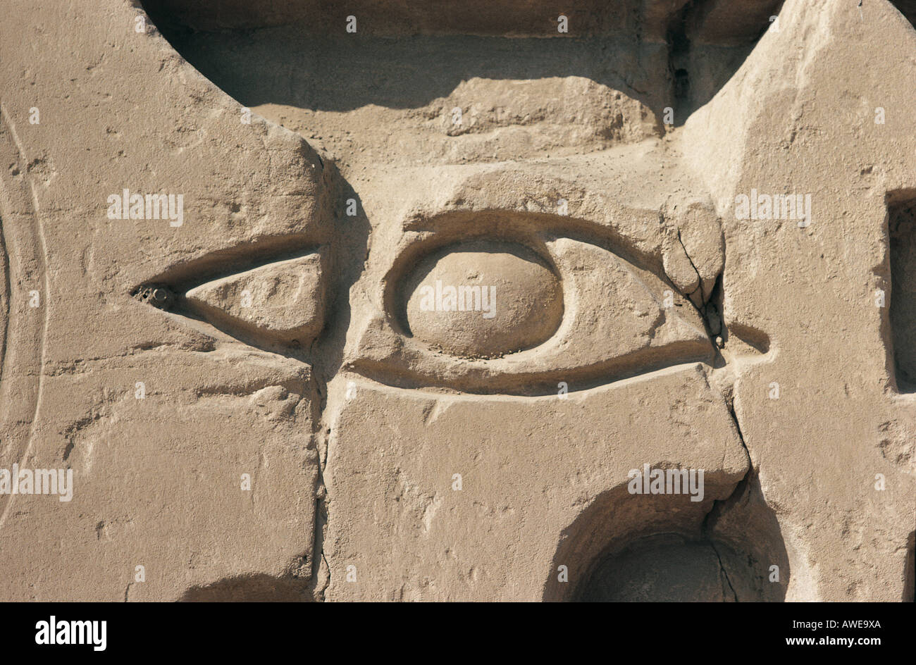 Close up dettaglio di un occhio che è un simbolo in geroglifici sulle pareti del tempio di Karnak Luxor Egitto Foto Stock