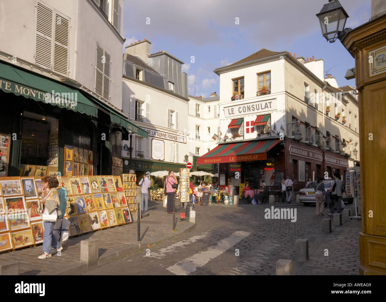 Caffé e negozi sulla collina di Montmartre Parigi rue Norvins Foto Stock