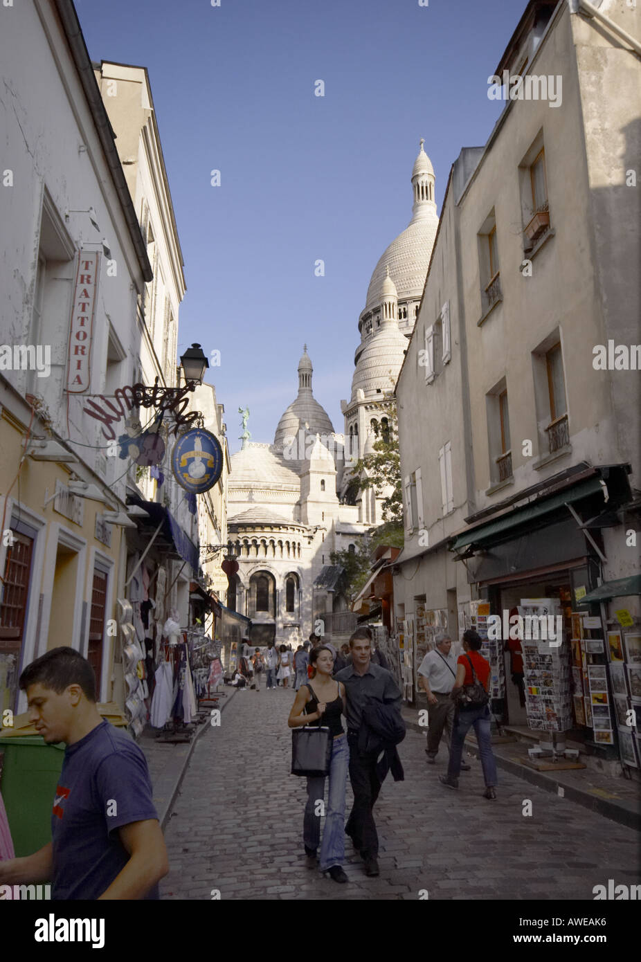 Il Sacre Coeur e la Rue de Chevalier de la Barre sulla collina di Montmartre, Parigi Foto Stock