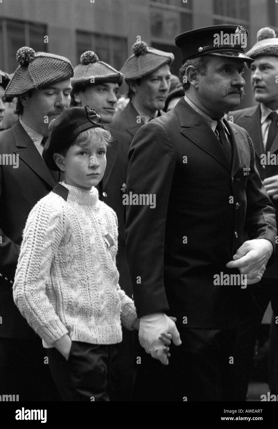 Fireman padre marche con suo Figlio a san Patrizio Parade lungo la Quinta Avenue in New York City Foto Stock