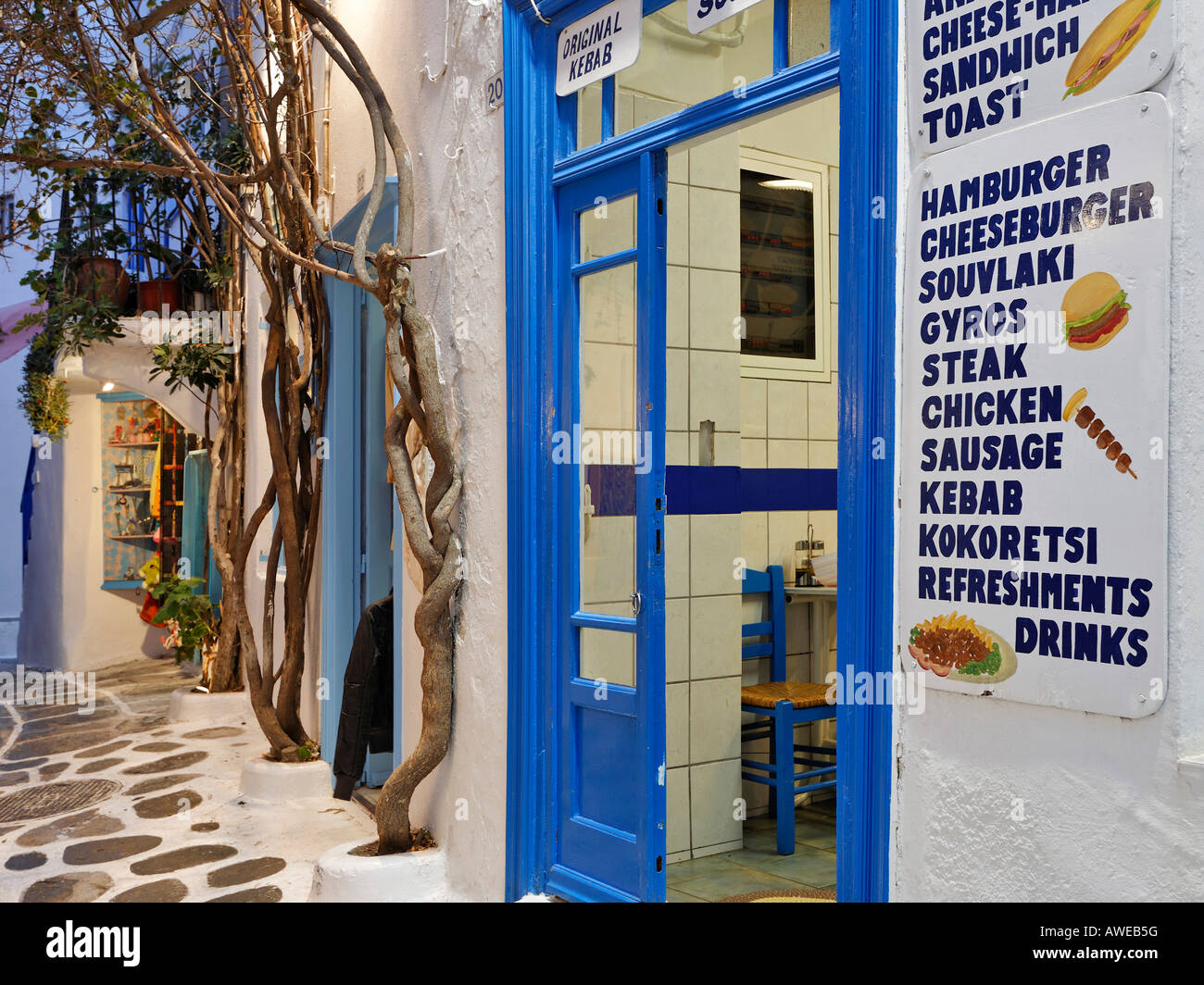 Snack bar in una navata stretta della città vecchia (Chora), Myconos, Grecia Foto Stock