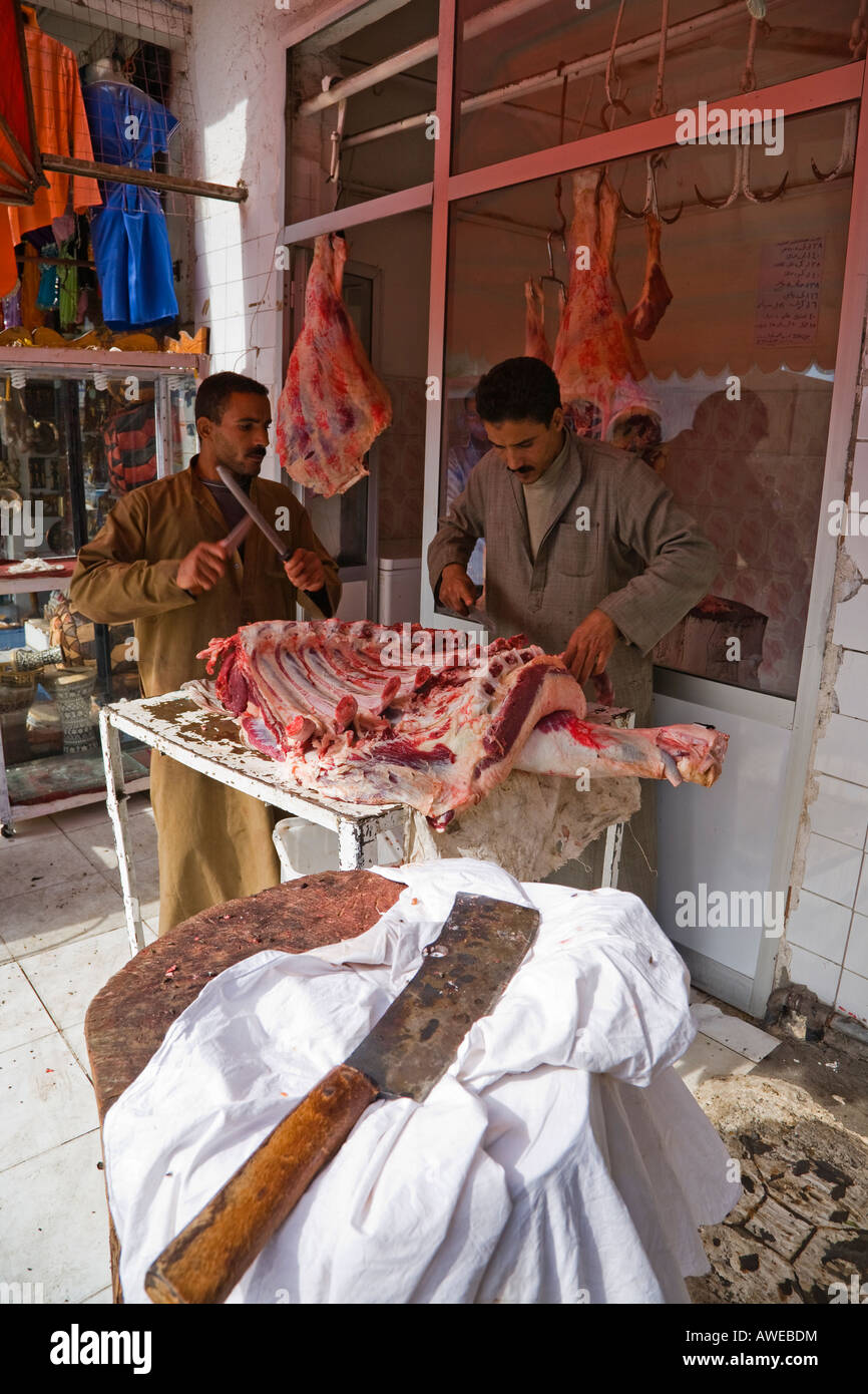 Macellaio egiziano durante il lavoro di taglio di carne di cammello a Sharm vecchia Sinai Foto Stock