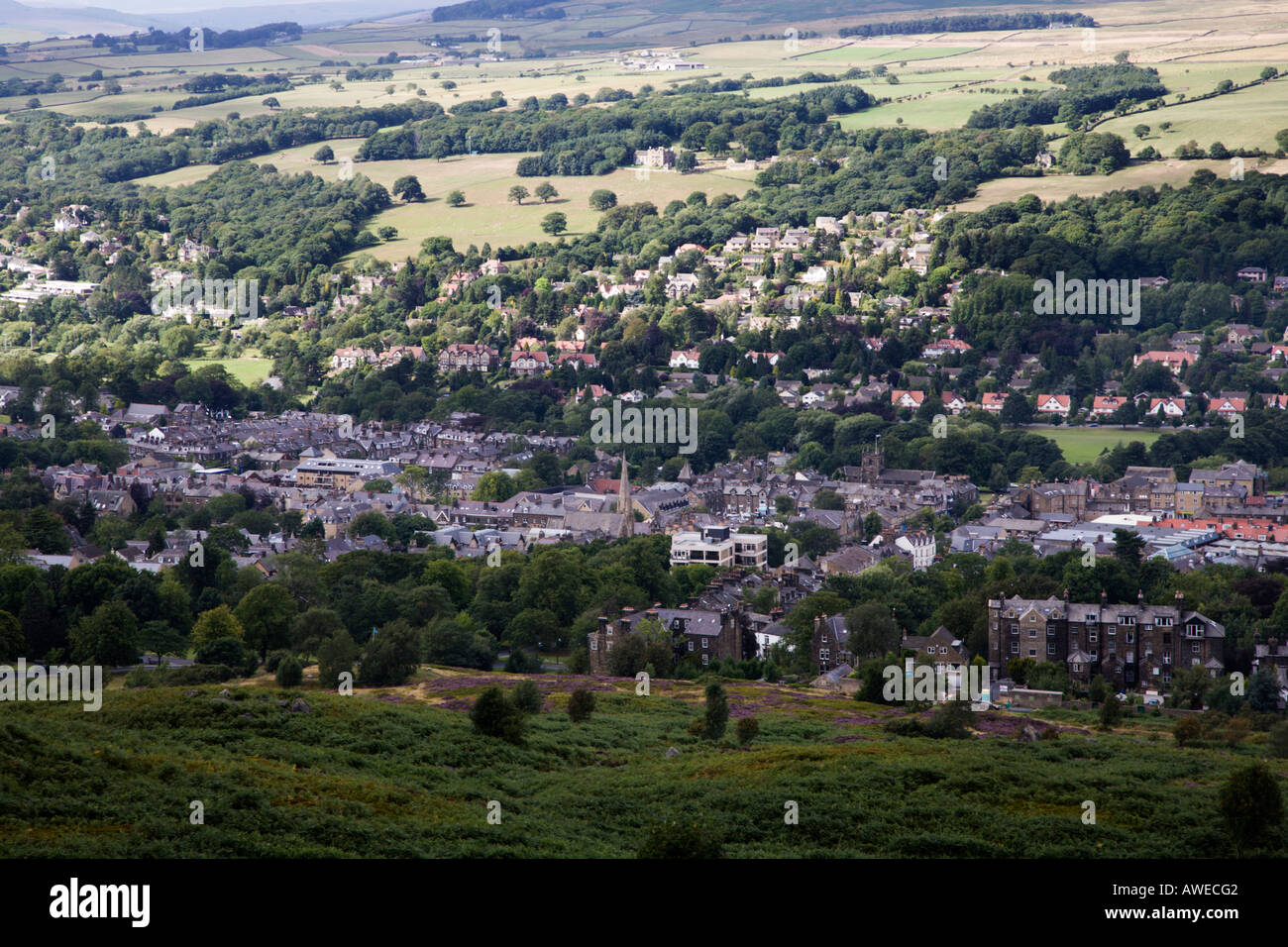 Vista sulla città mercato di Ilkley da Ilkley Moor West Yorkshire Inghilterra Foto Stock