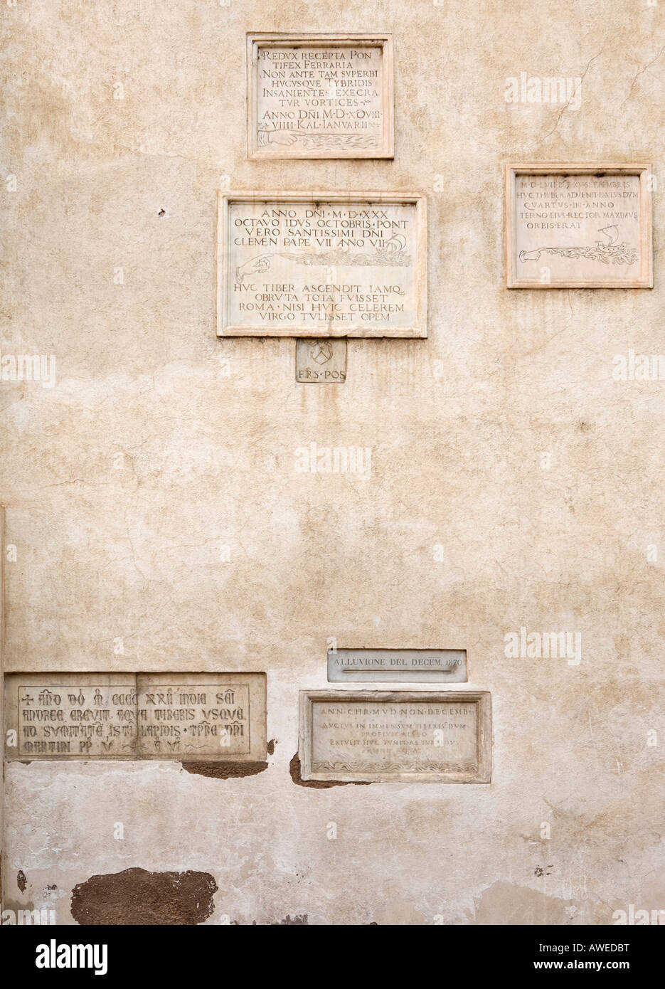 Iscrizioni sulle mura della Chiesa di Santa Maria sopra Minerva che segnano  i livelli dell'acqua del Tevere, Roma, Italia, Europa Foto stock - Alamy