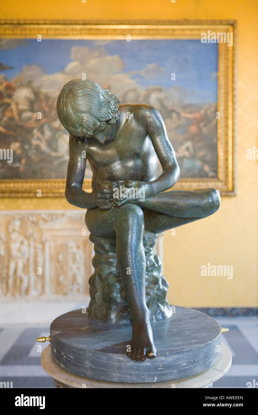 Spinario o ragazzo con Thorn bronzo risalente al primo secolo A.C. nei musei Capitolini di Roma, Italia, Europa Foto Stock