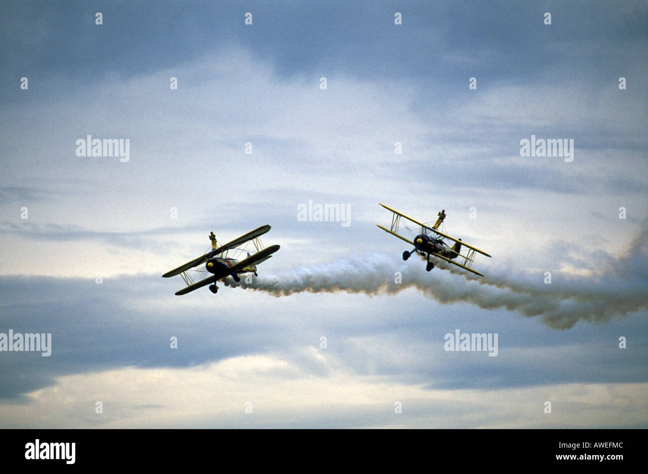 Antenna di colpo due Boeing PT-17 Stearman biplani con wingwalkers Foto Stock