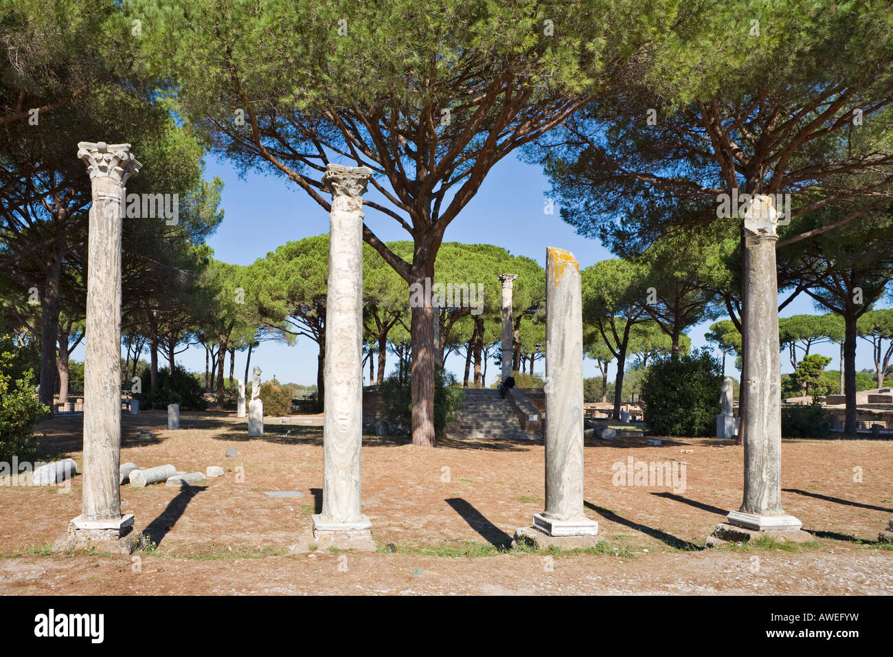 Rovine di quello che probabilmente è il Tempio di Ceres nel mezzo del Foro delle Arti, sito archeologico di Ostia Antica, Roma, Italia Foto Stock