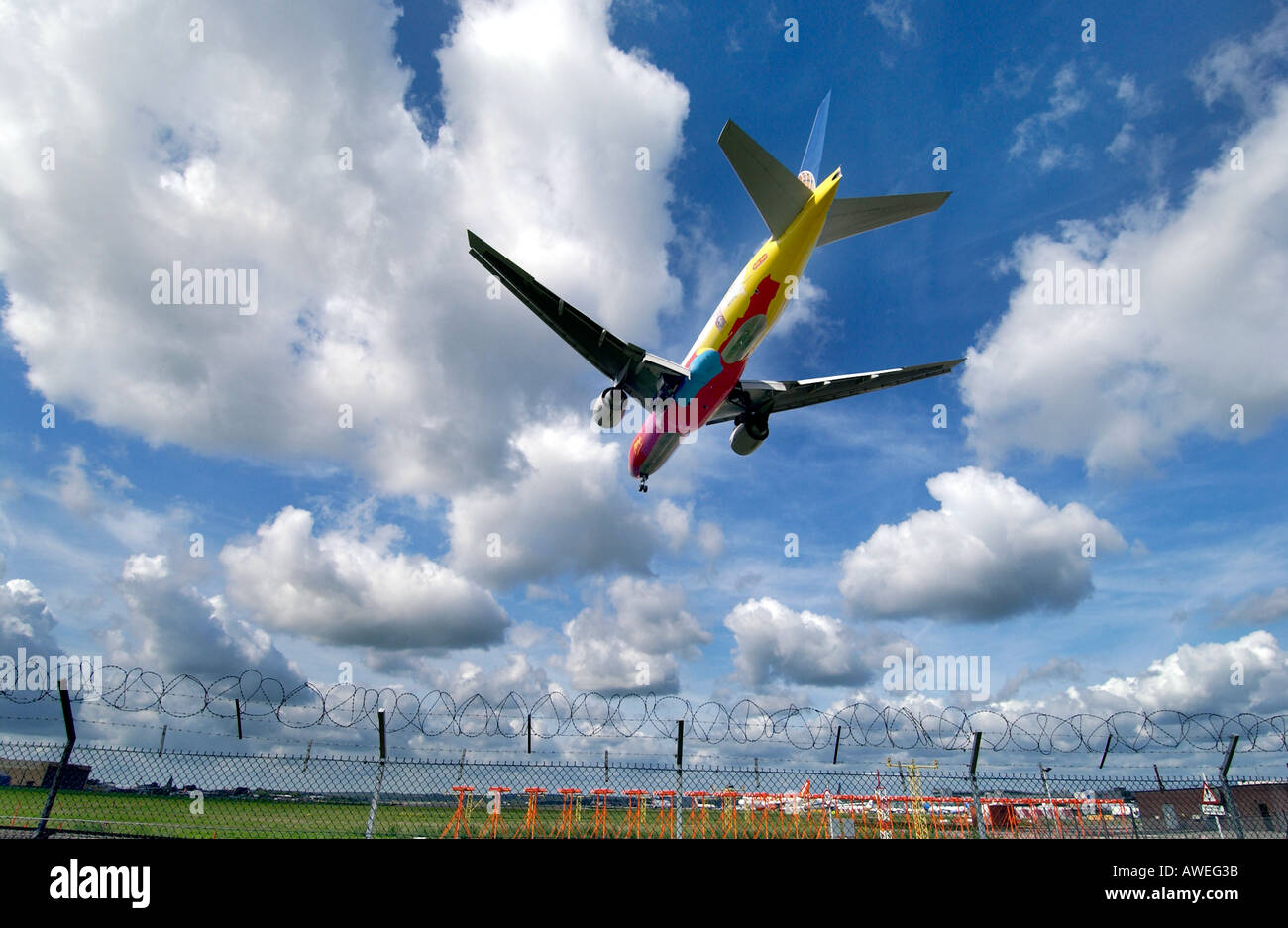 Un colorato luminosamente continentale Jet Airways arriva a terra a Gatwick Foto Stock