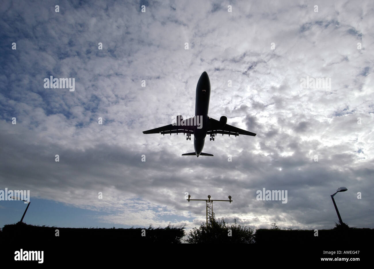 Jet provenienti per atterrare a Gatwick oltre il filo spinato recinzioni perimetrali Foto Stock