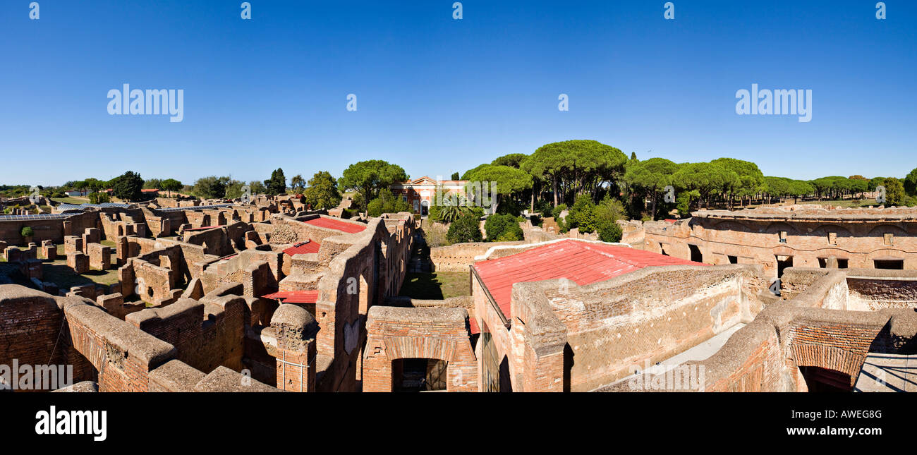 Case a più piani di fronte al museo di Ostia Antica, Roma, Italia, Europa Foto Stock