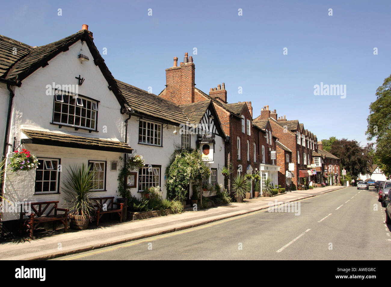 Inghilterra Prestbury Cheshire village e bracci Legh Black Boy pub Foto Stock