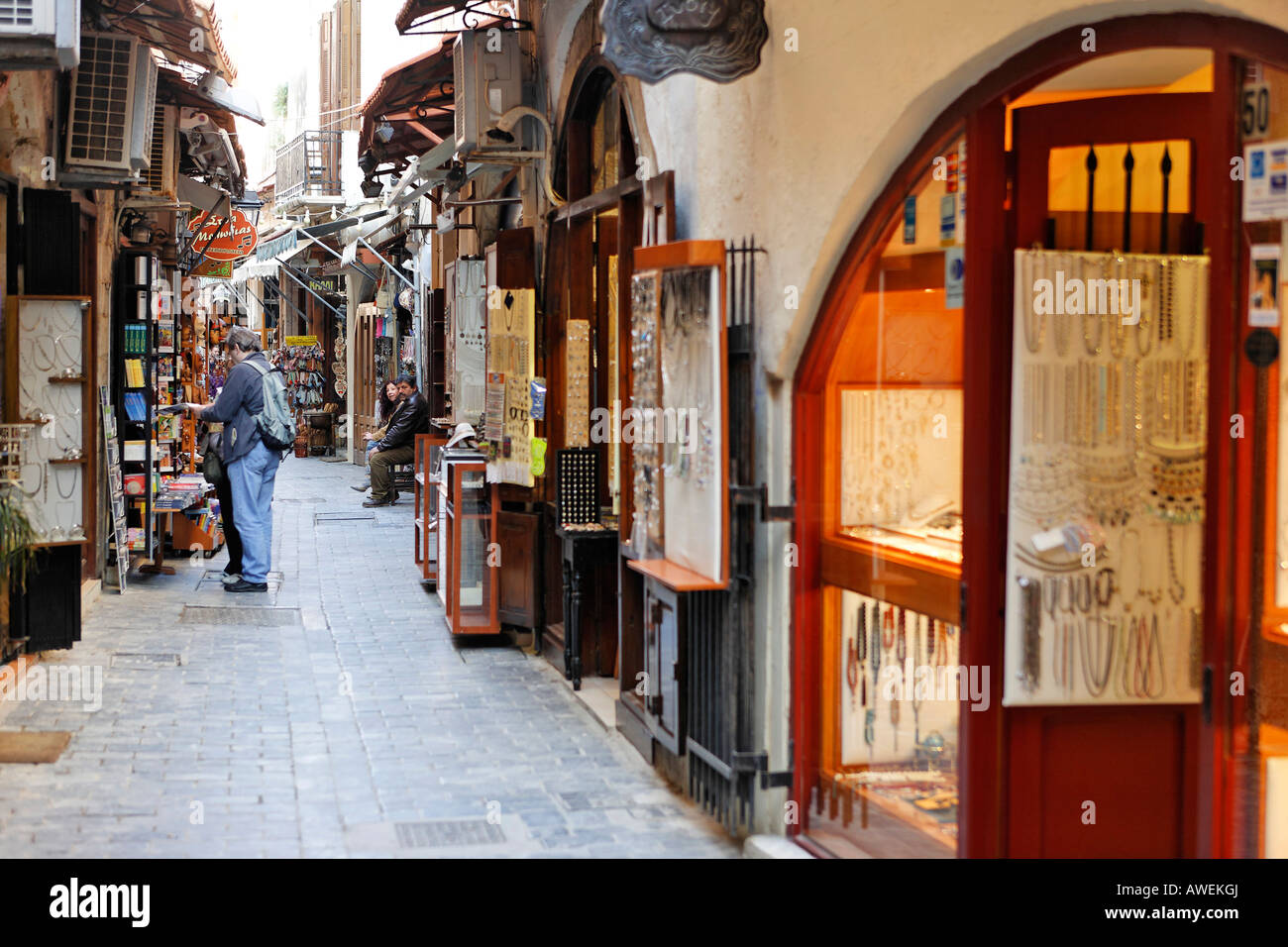 Vicolo nel centro storico della città di Rethymno, Creta, Grecia, Europa Foto Stock