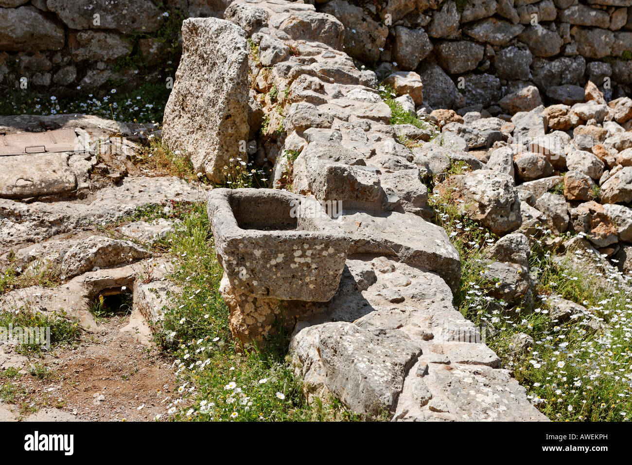 Bacino idrico, rovine risalenti al V secolo A.C. (periodo dorico), Lato, Creta, Grecia, Europa Foto Stock