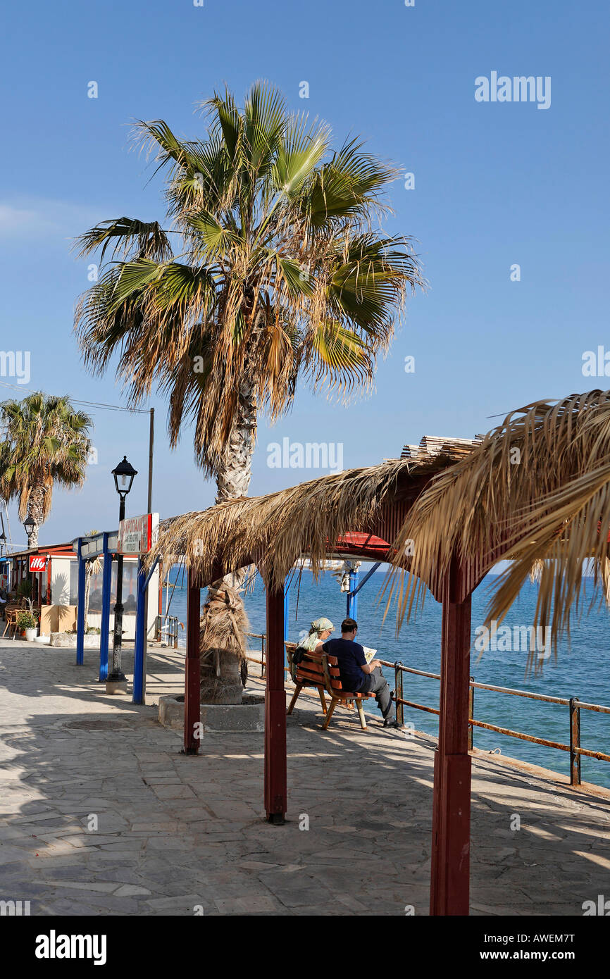 Passeggiata sulla spiaggia a Myrtos, Creta, Grecia, Europa Foto Stock