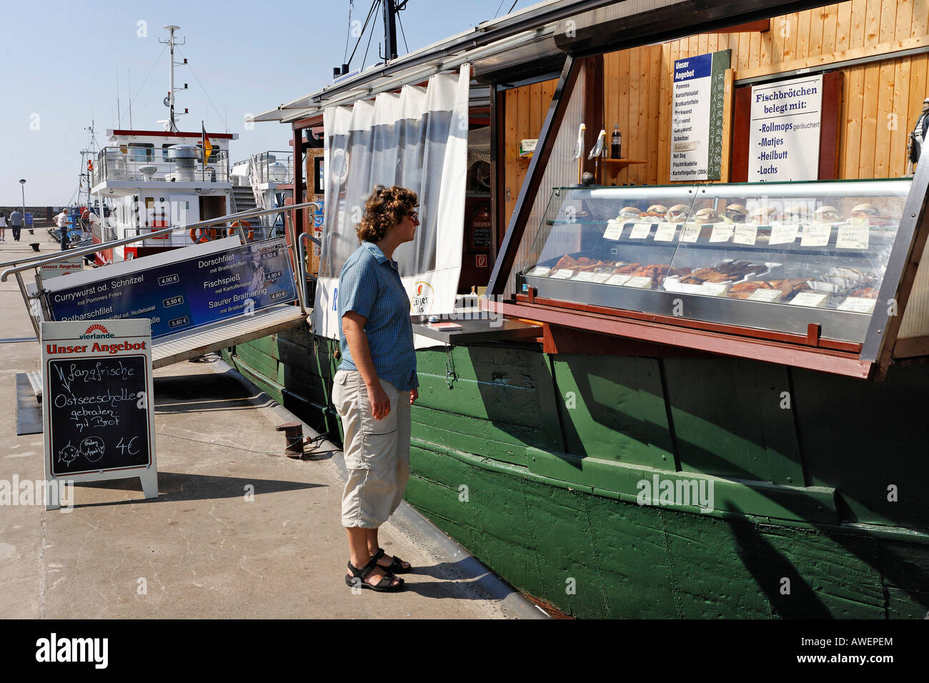 Fornitore di frutti di mare e il bistro su una barca, Sassnitz, Ruegen, Germania, Europa Foto Stock