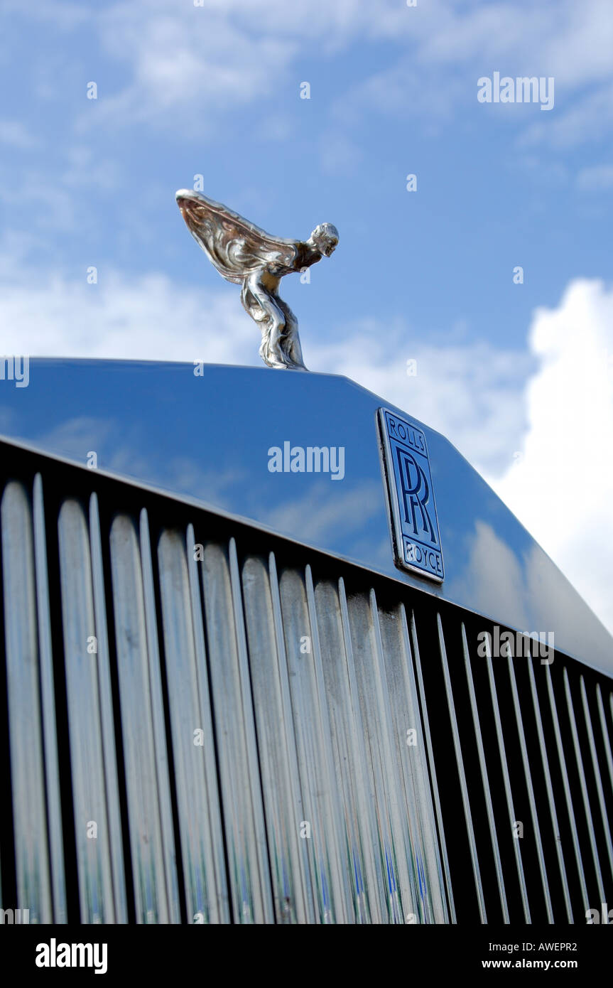 Immagine astratta della griglia anteriore di classic Rolls Royce con il famoso spirito di estasi battenti lady ornamento del cofano contro un cielo blu Foto Stock