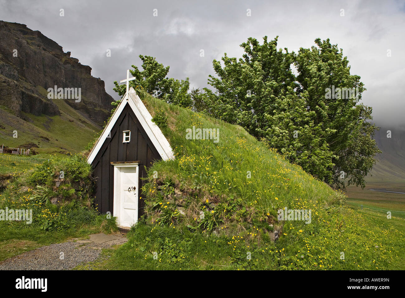 Seicentesca chiesa sod, il più piccolo in Islanda, Núpsstaður cortile, costa meridionale dell'Islanda, Oceano Atlantico Foto Stock
