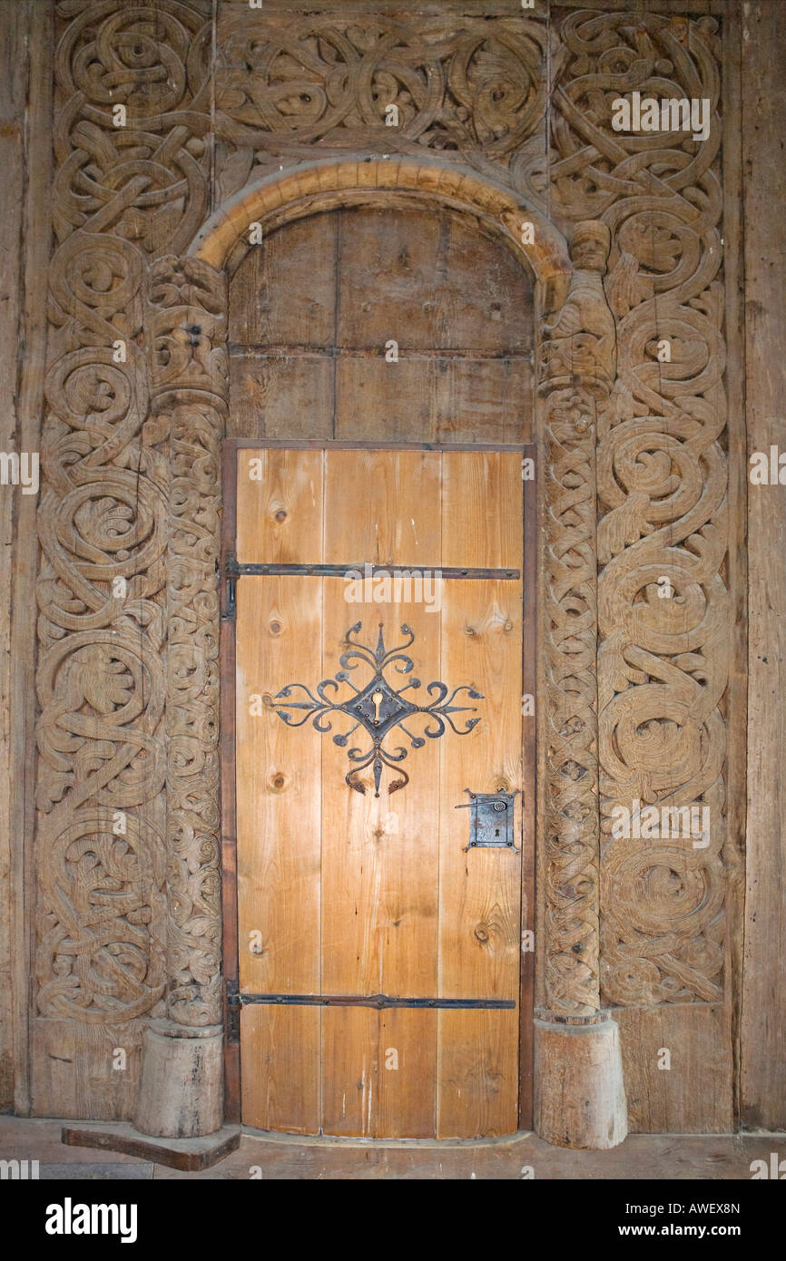 In legno intagliato, portale Heddal doga chiesa (Heddal stavkirke), la duecentesca chiesa della doga in Norvegia, Scandinavia, Europa Foto Stock