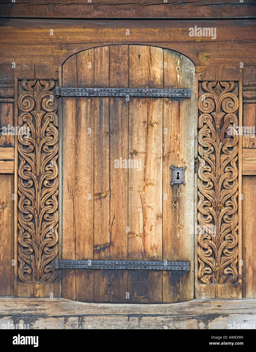 In legno intagliato, portale Heddal doga chiesa (Heddal stavkirke), la duecentesca chiesa della doga in Norvegia, Scandinavia, Europa Foto Stock