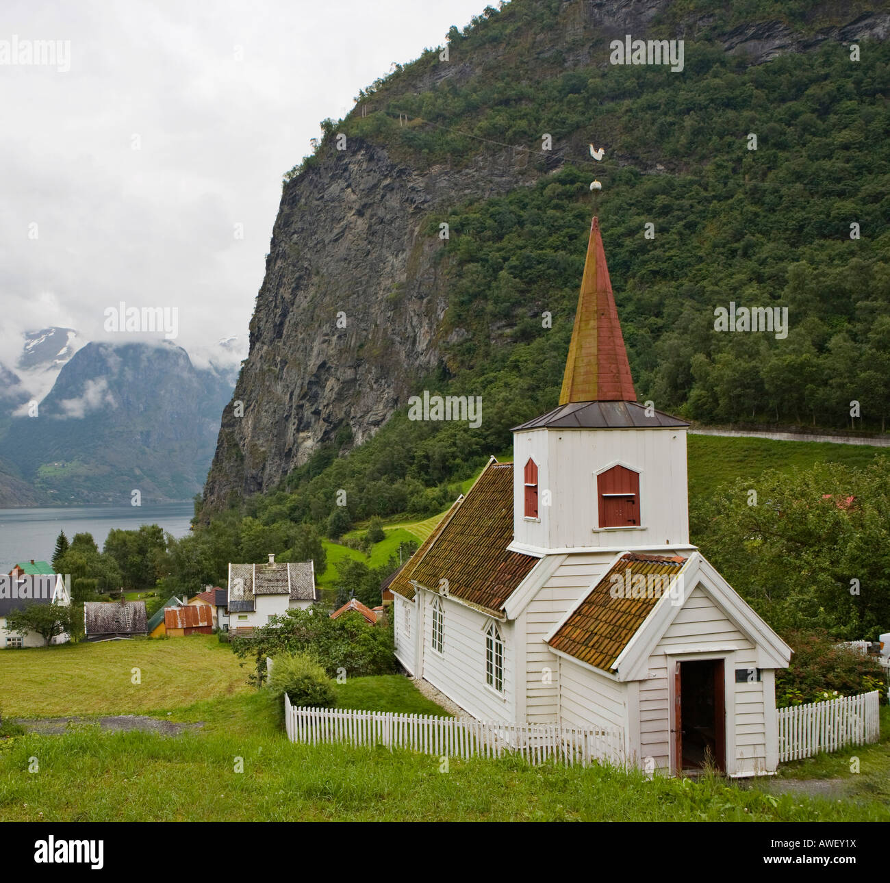 In Norvegia la più piccola chiesa della doga in Undredal a Aurlandsfjord, Norvegia, Scandinavia, Europa Foto Stock