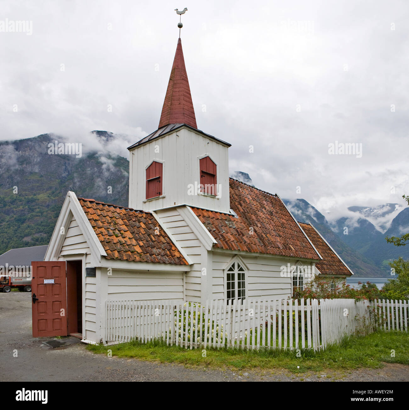 In Norvegia la più piccola chiesa della doga in Undredal a Aurlandsfjord, Norvegia, Scandinavia, Europa Foto Stock