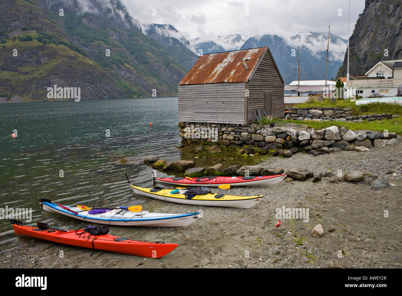 Kayak sulla spiaggia di Undredal lungo il Aurlandsfjord, Norvegia, Scandinavia, Europa Foto Stock