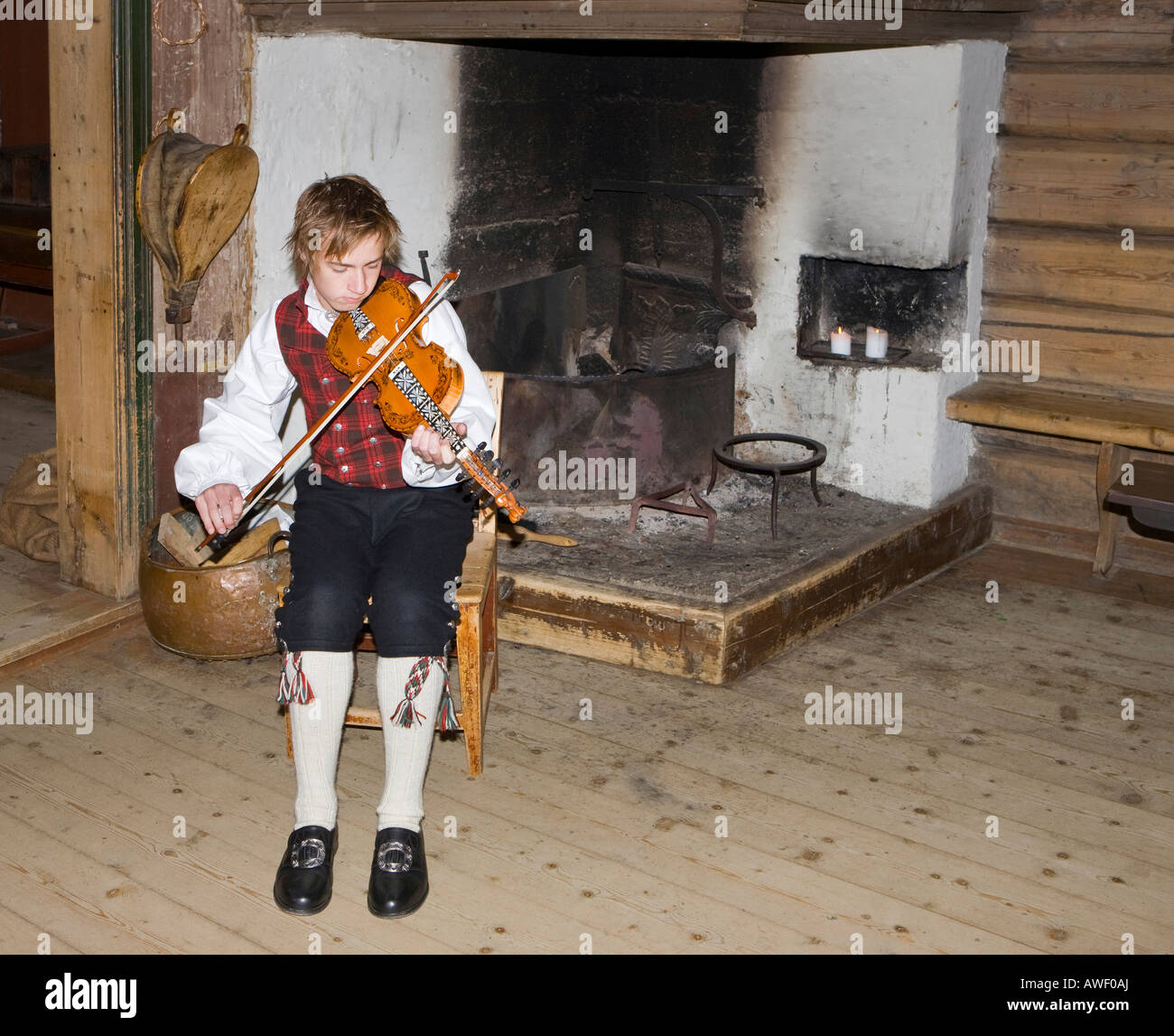 Fiddler riproduzione di un tradizionale Hardanger fiddle a un open air (storia vivente) museo in Fagernes, Norvegia, Scandinavia, Europa Foto Stock