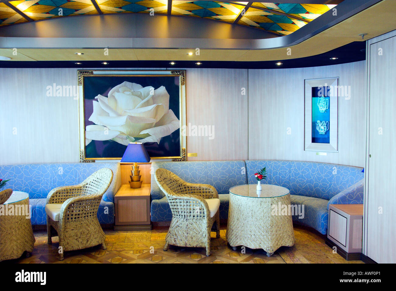 Il moderno decor del corvo s Nest Lounge sul Holland America nave da crociera Zuiderdam Foto Stock