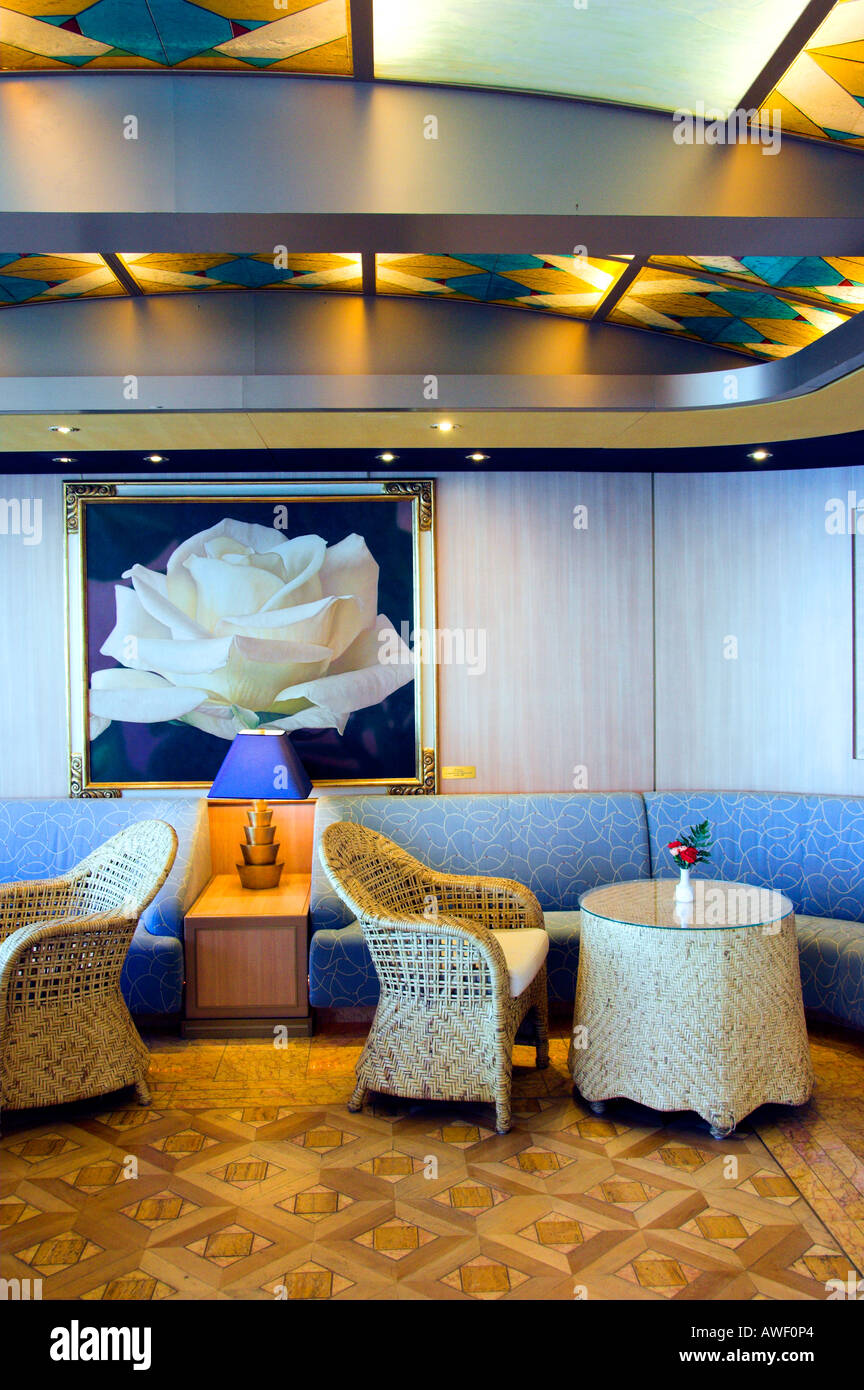 Il moderno decor del corvo s Nest Lounge sul Holland America nave da crociera Zuiderdam Foto Stock