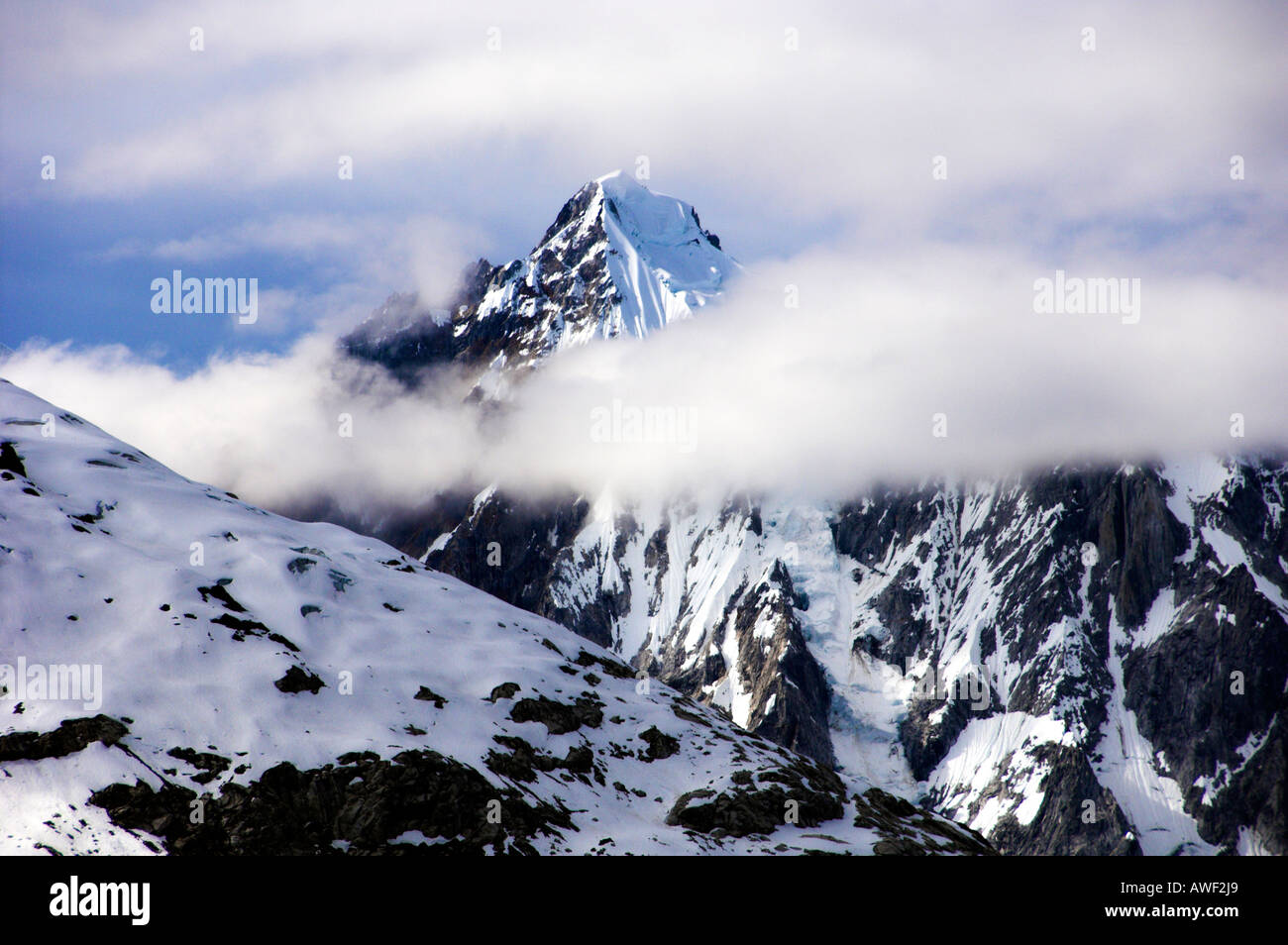 Un picco di montagna avvolto nella nebbia al di sopra del John Hopkins ghiacciaio nel Parco Nazionale di Glacier Bay Alaska USA Foto Stock