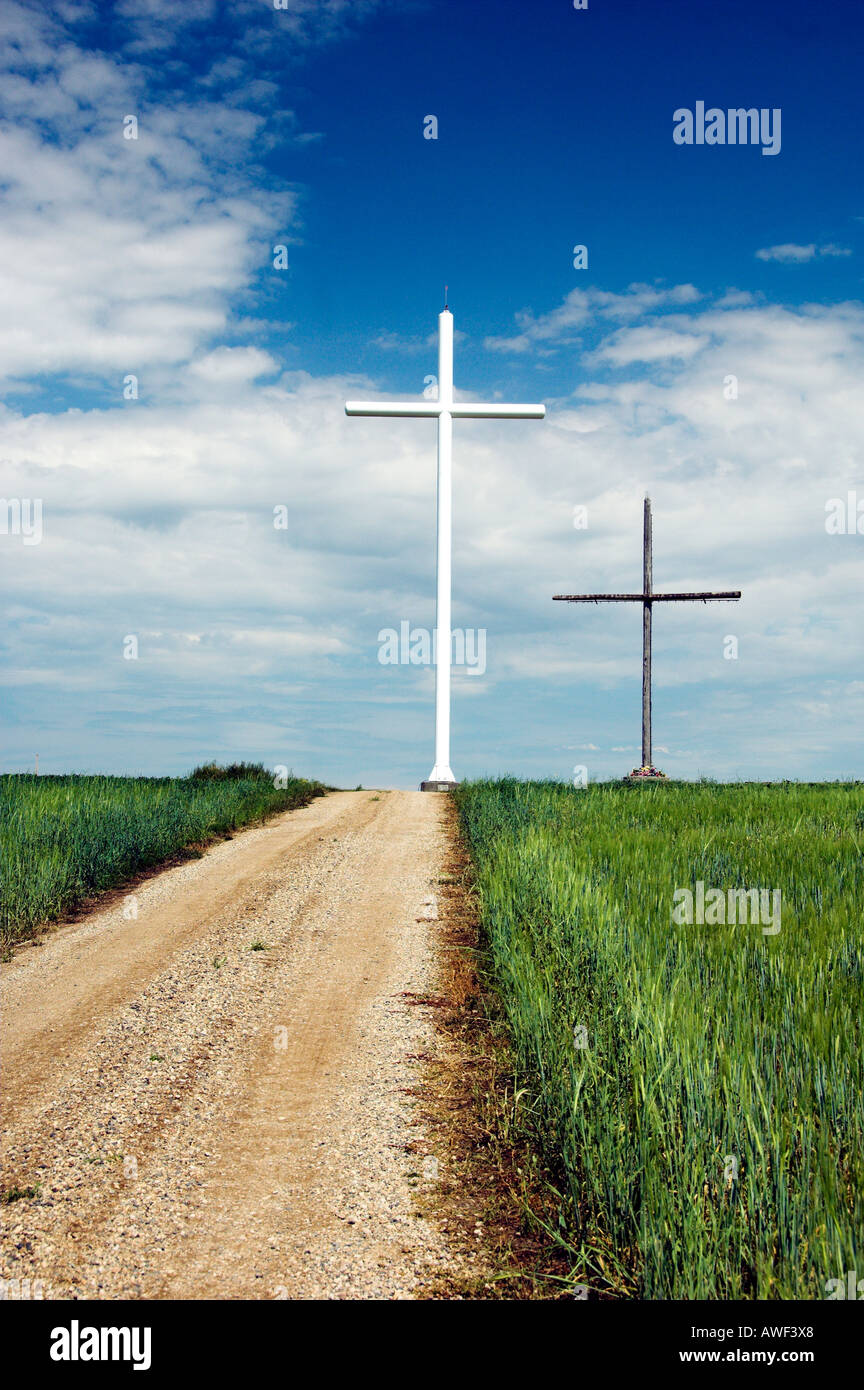 Una strada che conduce a grandi croci vicino a granello di fuliggine Saskatchewan Canada commemorare le vittime dell aborto Foto Stock