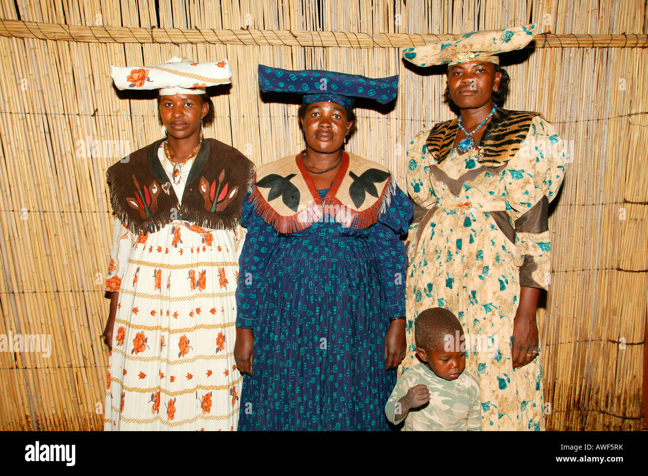 Donne che indossano vestiti tradizionali, Sehitwa, Botswana, Africa Foto  stock - Alamy