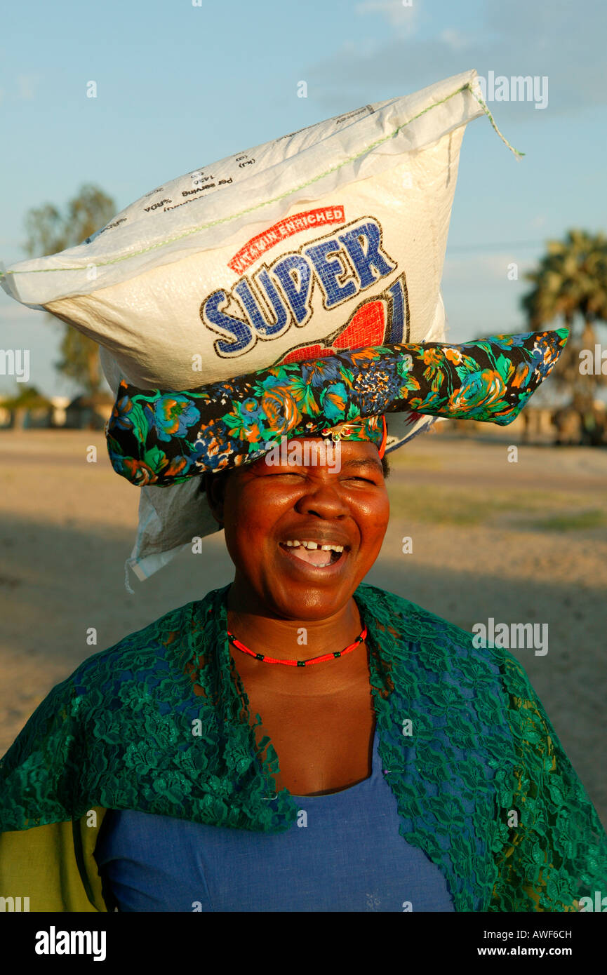 Donna onere portante sulla sua testa, Sehitwa, Botswana, Africa Foto Stock