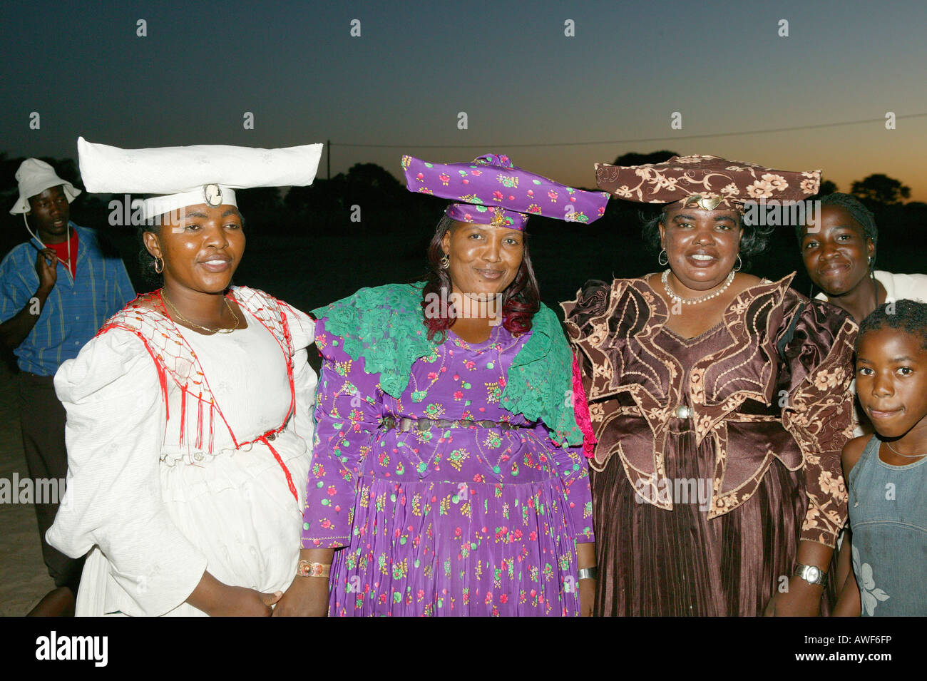La raccolta delle donne nella piazza del villaggio, Sehitwa, Botswana, Africa Foto Stock
