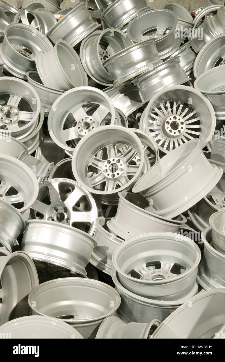 Alluminio Cerchi Pneumatici per il riciclaggio Foto Stock