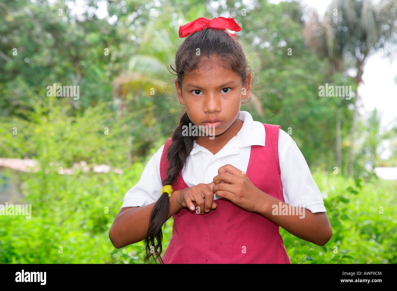 Schoolgirl in uniforme durante la pausa amerindi, tribù degli arawak, Santa Missione, Guyana, Sud America Foto Stock