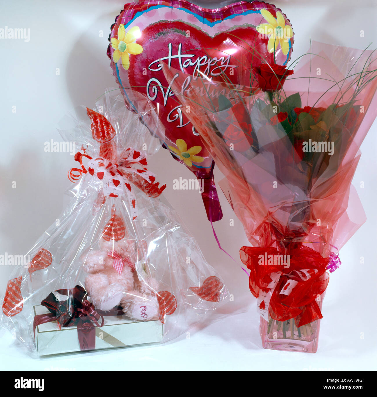 Felice il giorno di San Valentino Rose palloncino orsacchiotto di peluche e cioccolatini Foto Stock