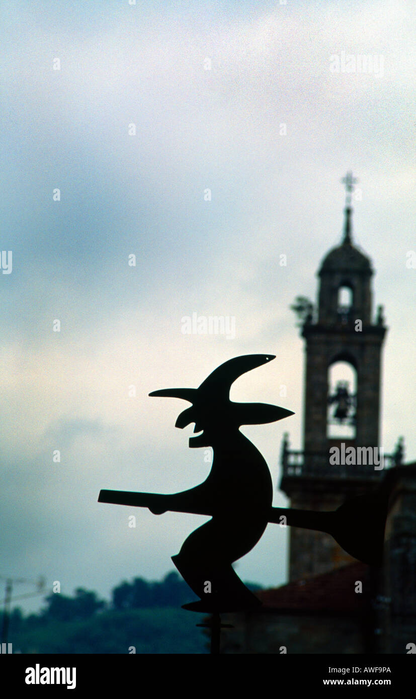 Galizia Spagna Ribadavia - Strega Banderuola & Chiesa torre Foto Stock