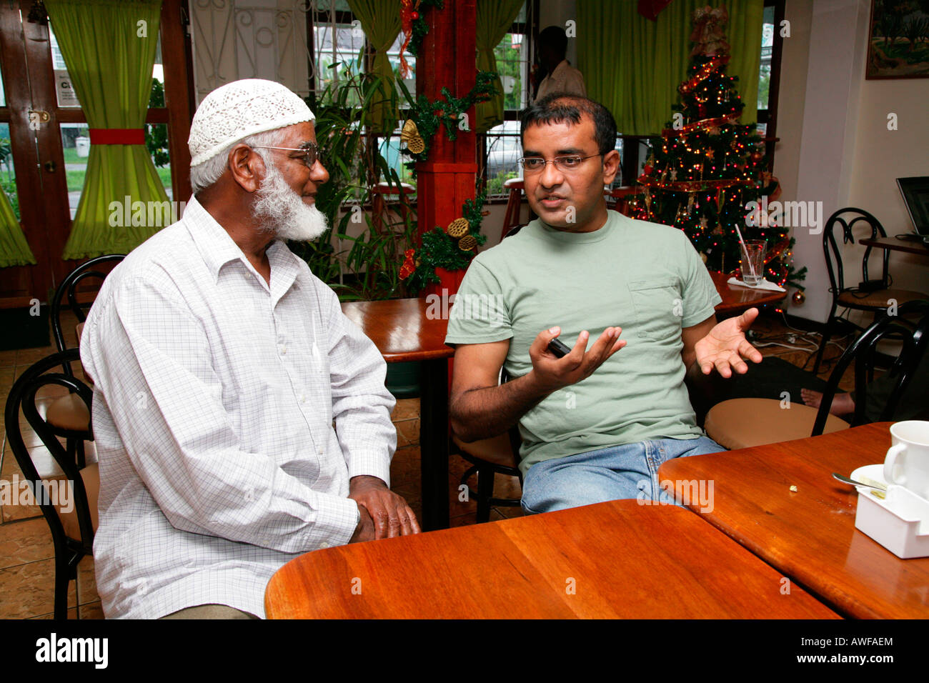 Guyanese Bharrat Jagdeo Presidente parla con un uomo di etnia indiana, Georgetown, Guyana, Sud America Foto Stock