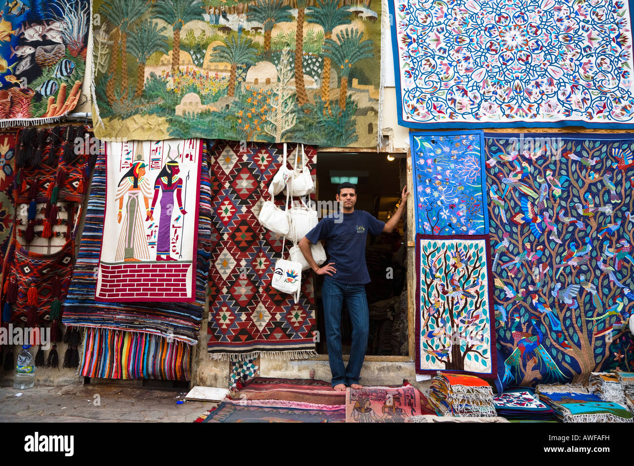 Negozio di tappeti e proprietario vecchia Sharm Sinai Egitto Foto Stock