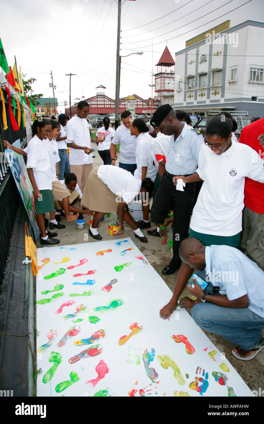 Footprint colorati a simboleggiare diverse provenienze etniche, protestando contro la violenza nei confronti delle donne, in Georgetown, Guyana, Sud un Foto Stock