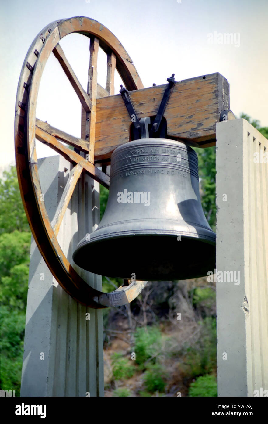 Una replica della American Liberty Bell si siede sulla cima di questo monumento in memoria di Grove in SLC, UT, STATI UNITI D'AMERICA. Un omaggio ai nostri caduti veterinari. Foto Stock