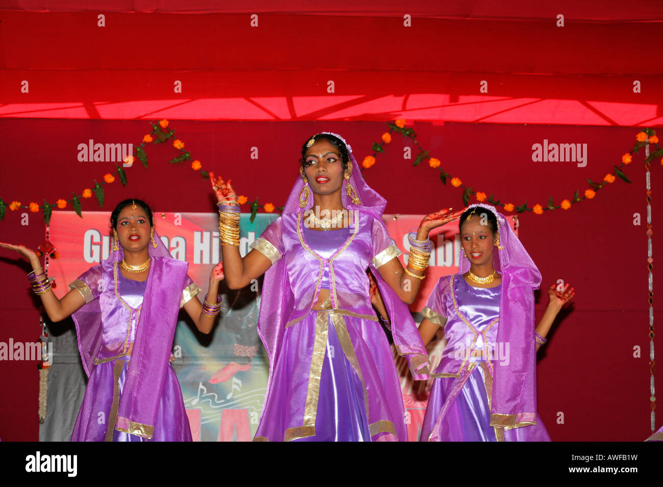 Tradizionale danzatrici indiane a un festival indù in Georgetown, Guyana, Sud America Foto Stock